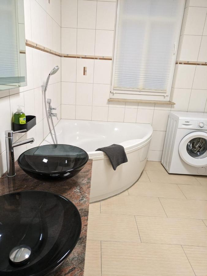 Apartment Humboldt 3 Schlafzimmer,Wifi, Netflix Parken, Terrasse, Klimatisiert, Naehe Zentrum Jena Eksteriør bilde