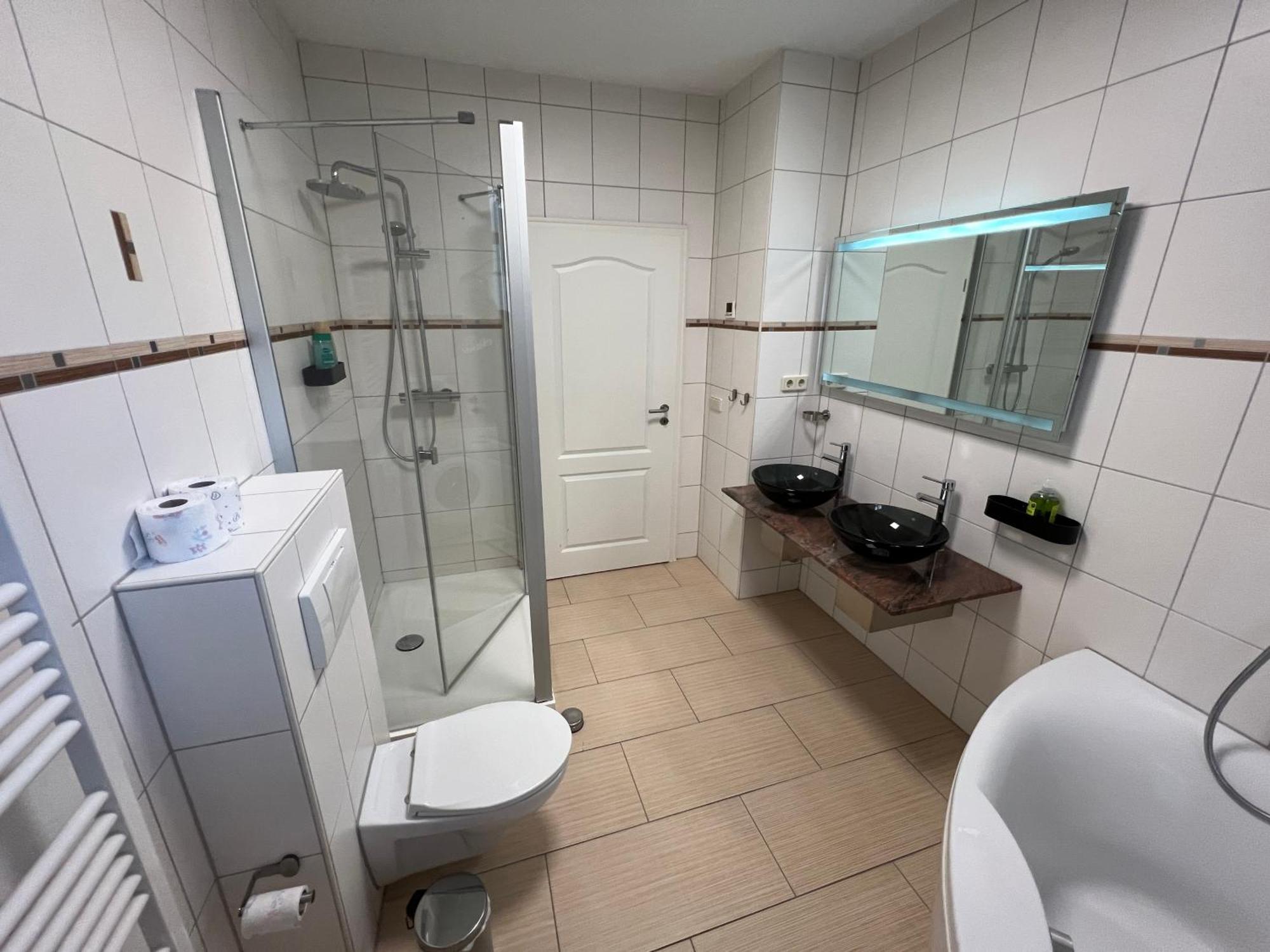 Apartment Humboldt 3 Schlafzimmer,Wifi, Netflix Parken, Terrasse, Klimatisiert, Naehe Zentrum Jena Eksteriør bilde