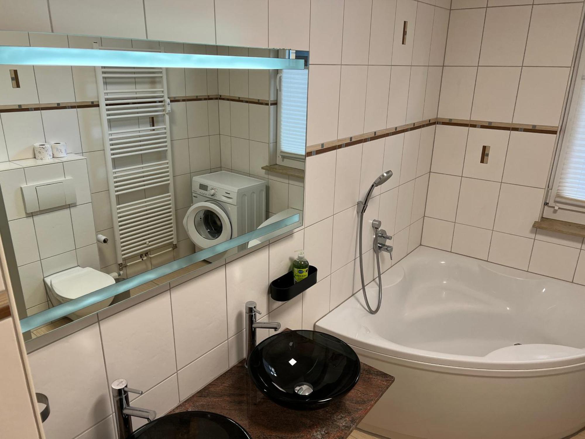 Apartment Humboldt 3 Schlafzimmer,Wifi, Netflix Parken, Terrasse, Klimatisiert, Naehe Zentrum Jena Eksteriør bilde